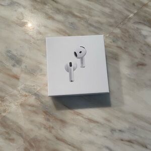 Apple AirPods in Classic White